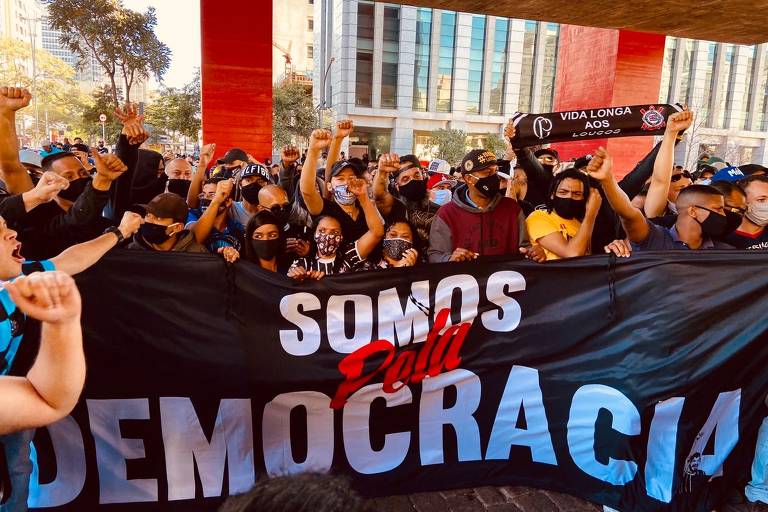 É bom para a democracia que a política defina relações pessoais e hábitos de consumo?
