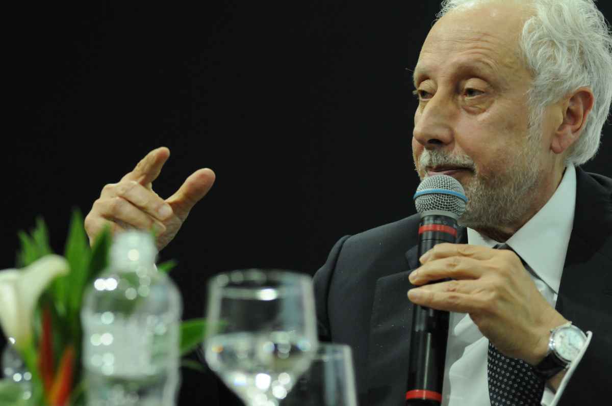 “A polarização política não desaparece após as eleições”, afirma Persio Arida em entrevista ao Valor Econômico