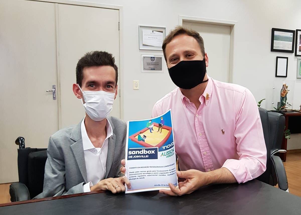 Projeto de desburocratização entregue por Alisson Julio ao prefeito chega à Câmara Municipal de Joinville