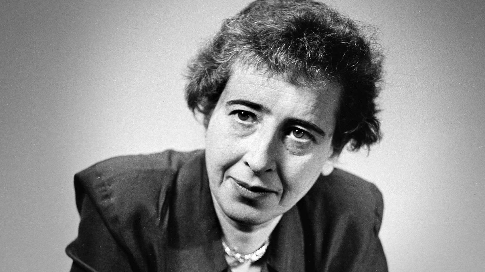 A democracia e o totalitarismo como tipos ideais com Hannah Arendt e Tzvetan Todorov