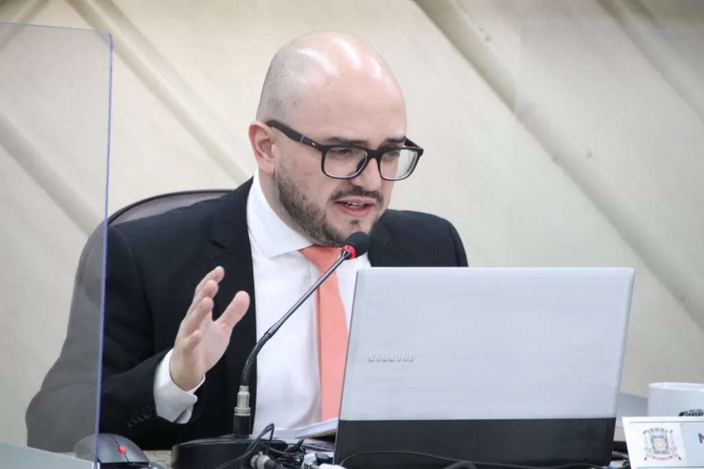 Nícola Martins apresenta PL que restringe bloqueio de usuários por perfis governamentais de Criciúma