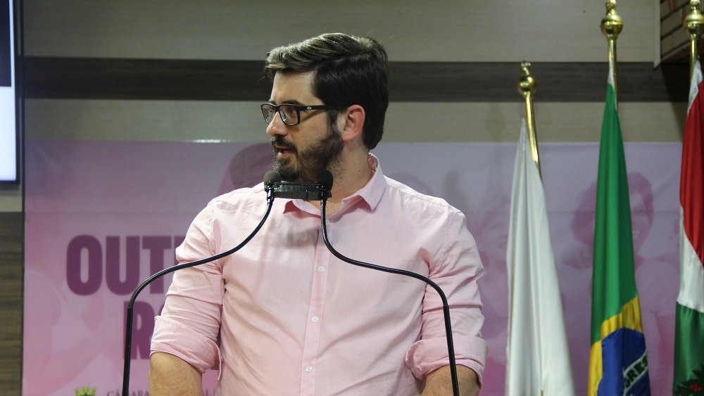 André Vechi protocola projeto que institui o Código de Defesa do Empreendedor em Brusque (SC)